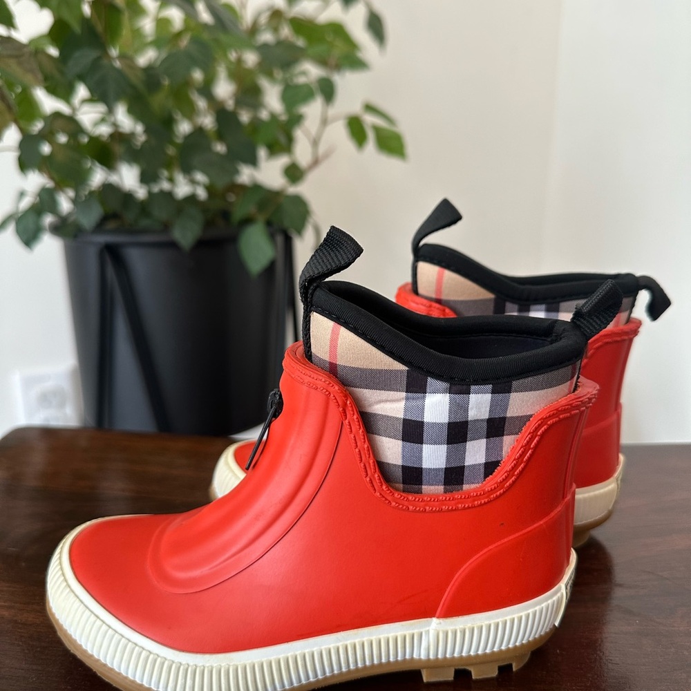 New Burberry Kids Vibrant Red Plaid Rain Boots Size 27